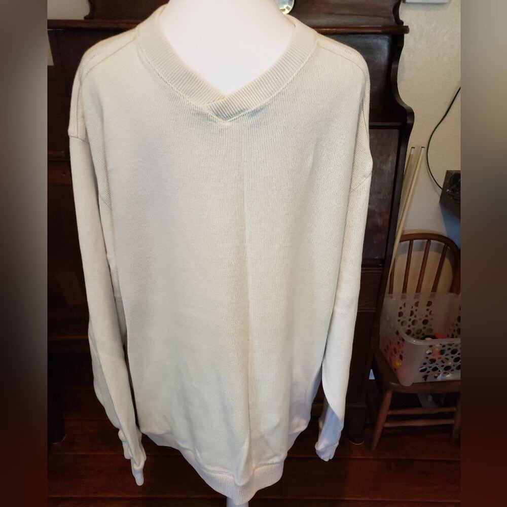 ROUNDTREE & Yorke white L V neck sweater with cuffs and bottom band like sweat